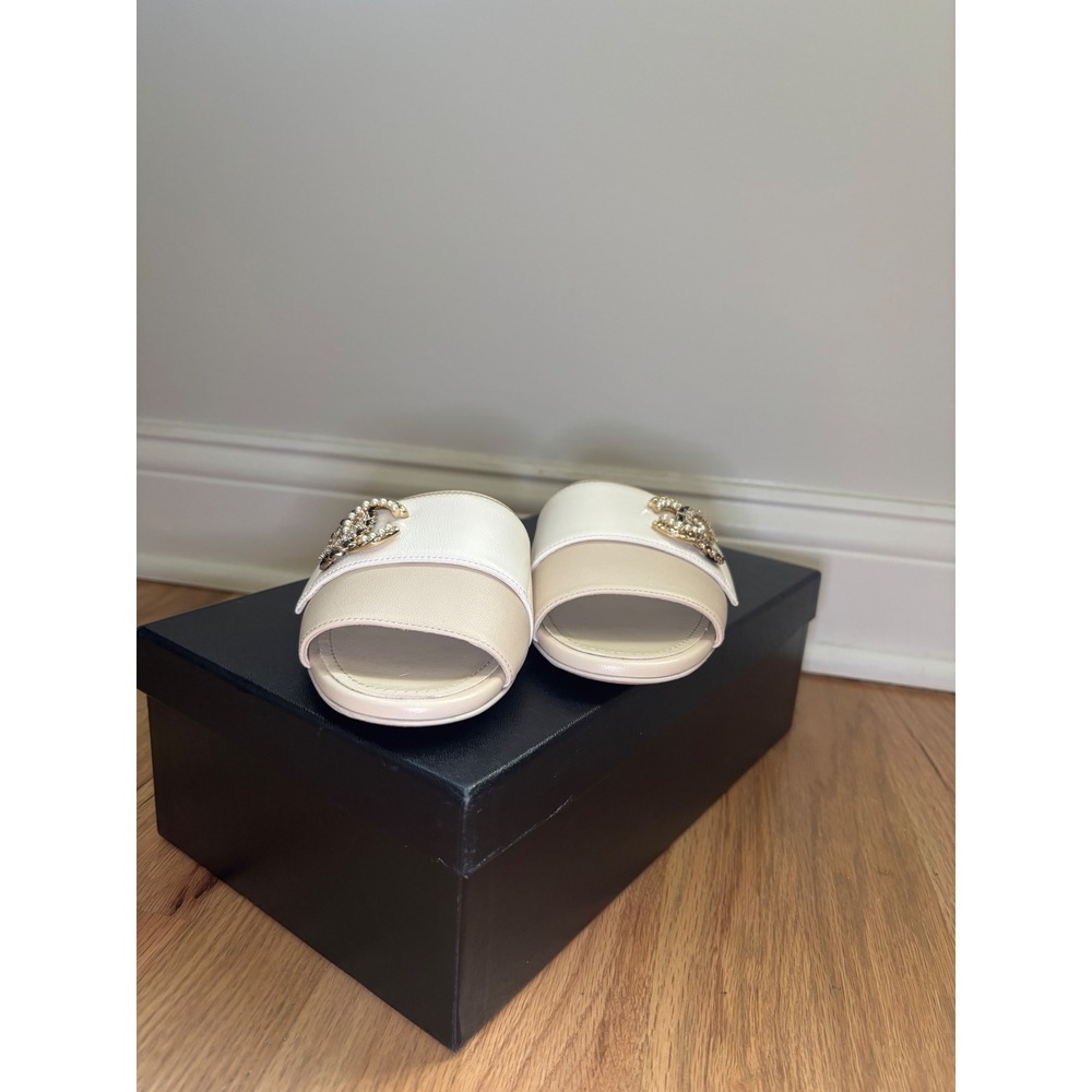 Chanel Two Tone Neutral Leather Pearl Embellished CC Logo Slide Sandals 35 - Picture 3 of 6